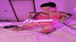 Rosanna Voorwald NAAKT: Geile Tatoeage Babe in Sexy Houdingen