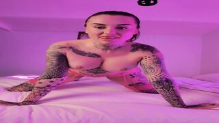 Rosanna Voorwald NAAKT: Geile Tatoeage Babe in Sexy Houdingen