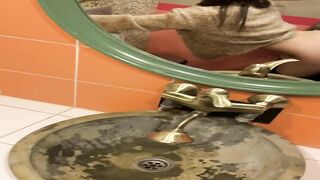 Emmely GELEKT: Geneukt in Openbaar Toilet