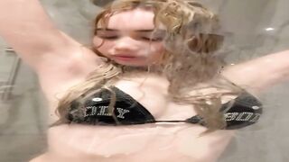 Lil Tay met natte kleren onder de douche