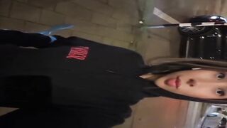 Jackelinuh ontbloot haar borsten in het openbaar