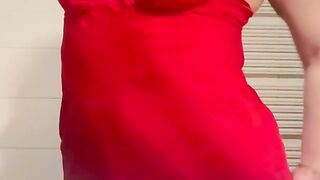Famke Louise: Rode jurk omhoog, strakke panties bloot - Geile exclusieve