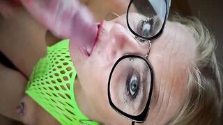 Dutchboy2303 krijgt een geile pijpbeurt en klaarkomt in de mond van de meid