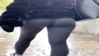 Milena Xoxo: Close-up op haar geile kont in strakke legging terwijl ze loopt