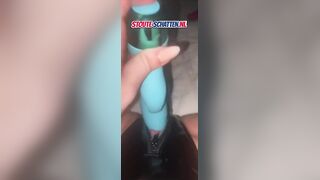 Megan Desaever stopt meerdere speeltjes in haar kut