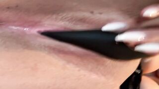 Luxydutch met een vibrator speeltje binnenin haar poesje