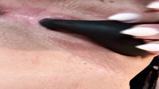 Luxydutch met een vibrator speeltje binnenin haar poesje