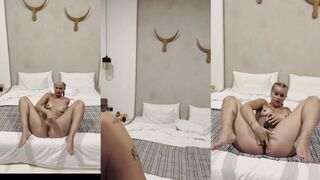Mdemma: Solo Dildo Show Op Het Bed