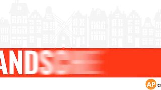 Mel Melicious: Zuigt zijn lul op boomstam buiten