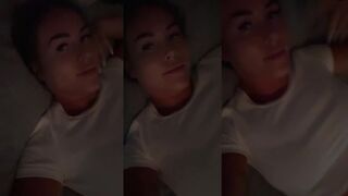 Demi Torenstra: Wit Shirt Plaagt met Smeulende Blikken