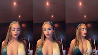 Charlotte Fix: Groen-Gele Lingerie Showt Haar Tieten