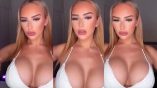 Charlotte Fix: Witte Lingerie Plaagt Haar Tieten Voor Camera