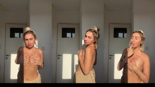 Janeyy_xx: Naakte Tieten Show met Zonlicht in Kamer
