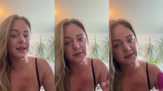 Fleurtjee: Masturbeert met een roze dildo in de camera