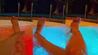 Mystery: Tatoeage Benen in Bubbelbad met Rode Nagels