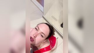 Boerin Anna: Deepthroat & Rode Latex Tussen haar Lippen