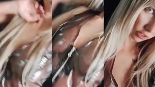 Roxys89: Glanzend Topje & Spreidt Haar Boezem
