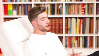 Jada Sparks: Pijpt & Neukt op de Chaise - Naakt & HONGERIG