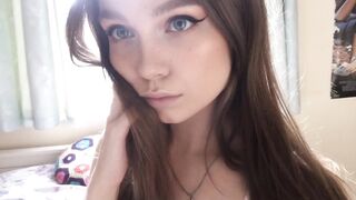 Alex Clark: Neukt zichzelf met een dildo - tot haar adem stokt