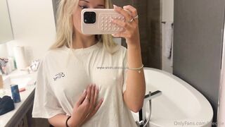 Breckie Hill: Speelt met haar T-shirt - Tot haar Adem Stokt