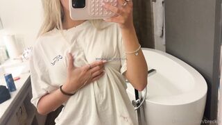 Breckie Hill: Speelt met haar T-shirt - Tot haar Adem Stokt