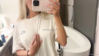 Breckie Hill: Speelt met haar T-shirt - Tot haar Adem Stokt