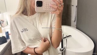Breckie Hill: Speelt met haar T-shirt - Tot haar Adem Stokt