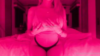 Corinna Kopf: Heetste tieten show ooit in roze gloed