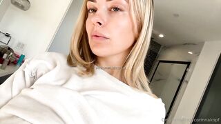 Corinna Kopf: Trekt trui omhoog & laat haar tieten zien tot ze trillen