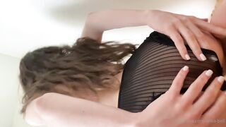 Erika Cherry: Pronkt met haar lichaam in zwarte kant