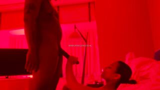 Daphnejoy (Diddy Vriendin): Geneukt onder rood licht met gesloten ogen