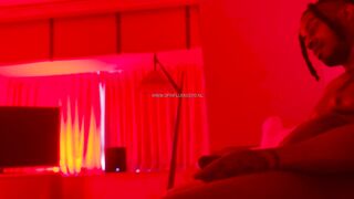 Daphnejoy (Diddy Vriendin): Geneukt onder rood licht met gesloten ogen