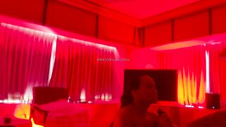 Daphnejoy (Diddy Vriendin): Geneukt onder rood licht met gesloten ogen
