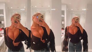 Emma Kngemma Kngemmae: Showt haar decolleté in de badkamer tot de spiegel trilt