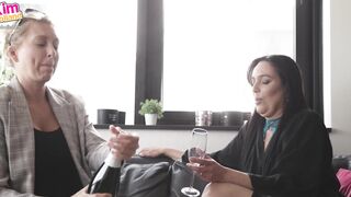 Ana: MILF Ana neukt voor het eerst