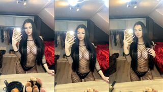 Claudia Roelands: Fishnet flirt met de spiegel geen schaamte