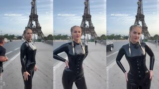 Iwantsheena: Poseert brutaal met die glanzende catsuit