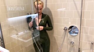 Iwantsheena: Latex & waterstralen op haar huid