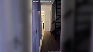 LexaNL: Wat een beenen - loopt weg met haar kont in het licht
