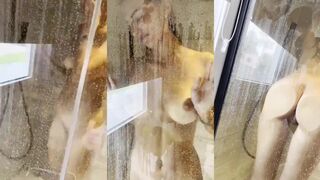 Onlyxlicious: Doucht brutaal en laat haar kut glanzen