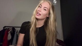 Anna Bron: Blonde lokken die ze speels door haar vingers haalt