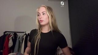 Anna Bron: Blonde lokken die ze speels door haar vingers haalt
