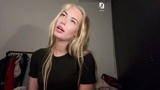 Anna Bron: Blonde lokken die ze speels door haar vingers haalt