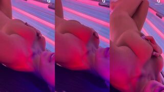 Maysalicious: Haar nagels in het roze licht terwijl ze geniet