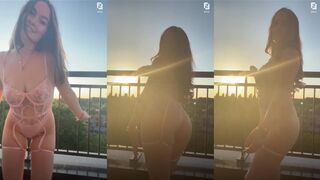 Anna Bron: Showt haar kont in de zonsondergangglans