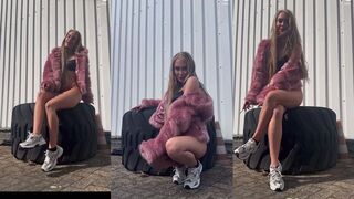 Anna Bron: Solo op de band met roze bont en sigaret
