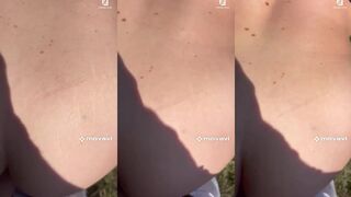 Macey-Roos: Haar billen showt ze rauw in het gras