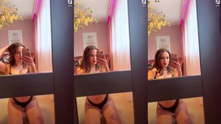 Anna Bron: SPiegelselfie met een geile houding