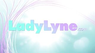 Lady Lyne: Wijdt haar kutje en neemt hem tot het meubilair kraakt