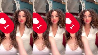 Zina Parel: Witte jurk & een geile blik voor de spiegel